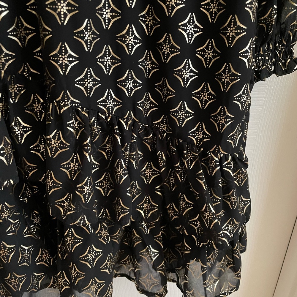 Chic Black and Gold Geometric Long Sleeve Dress - Picture 3 of 5